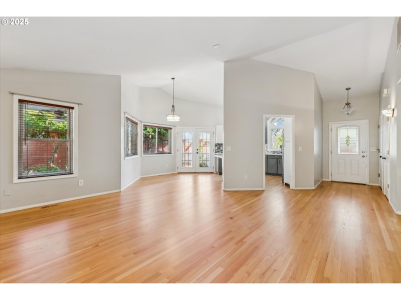Living Room/Entrance