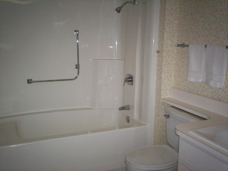 public bath w/ tub