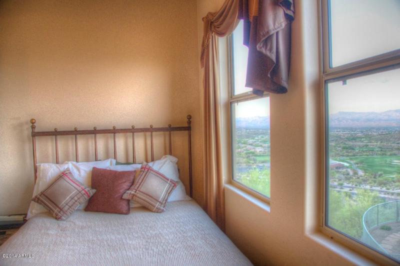 Den queen bed with views