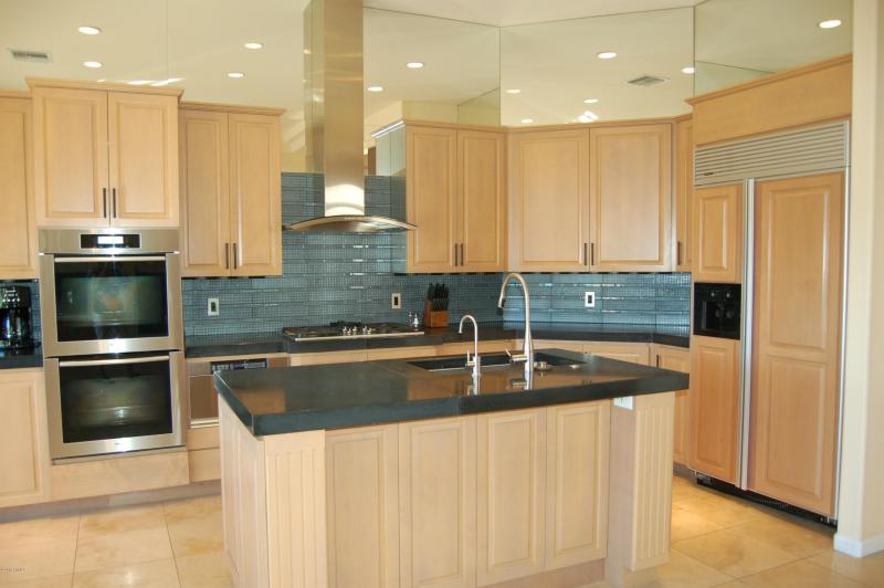 Kitchen with Breakfast Bar