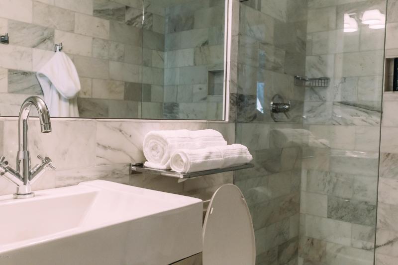 2BBF480D-FF19-4AB0-9013-7683F19CDB3B