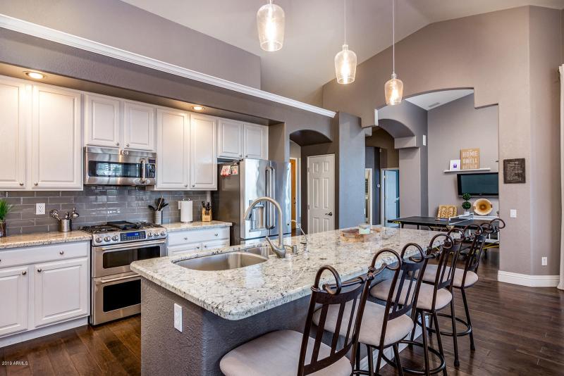 Kitchen and Breakfast Bar