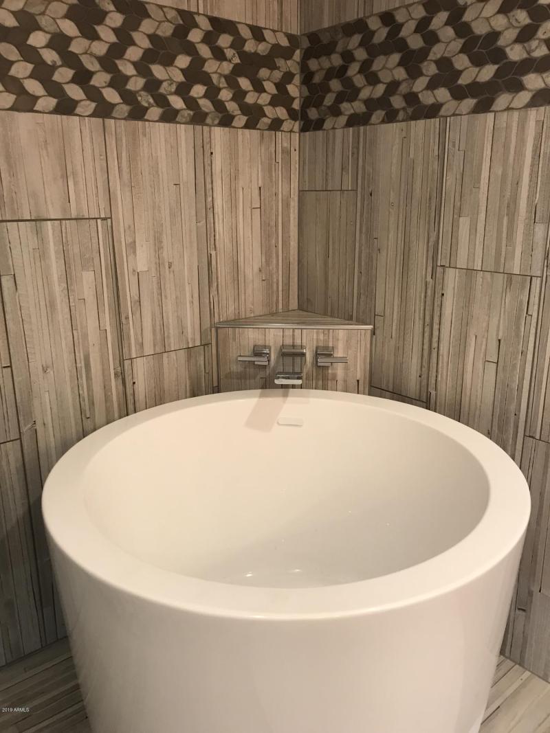 Master soaking tub