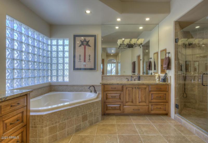 7723 Master Bath 2