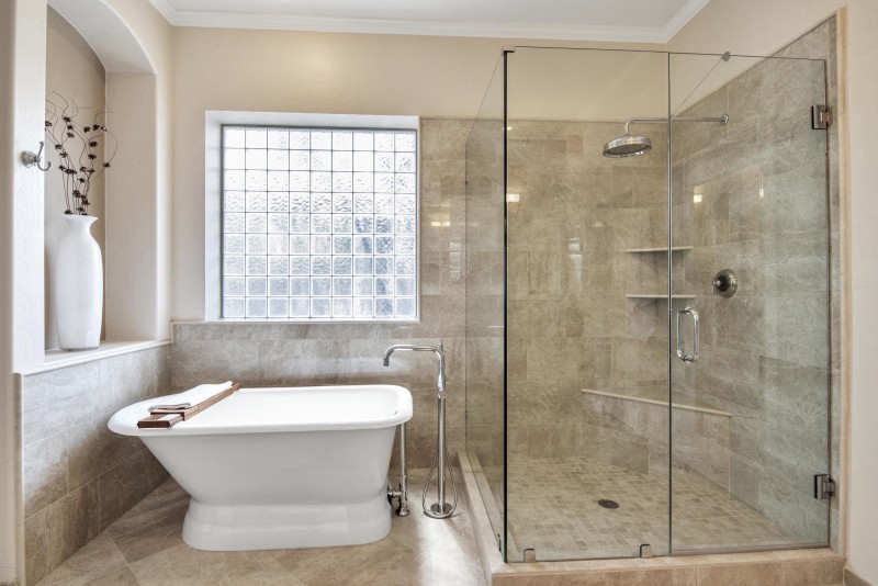 LUXURIOUS MASTER BATH