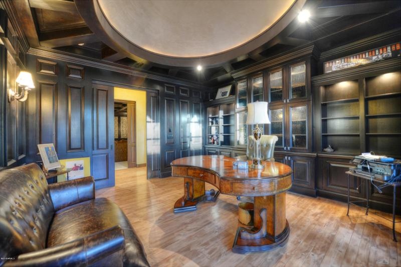 GORGEOUS OFFICE OPENS TO COURTYARD