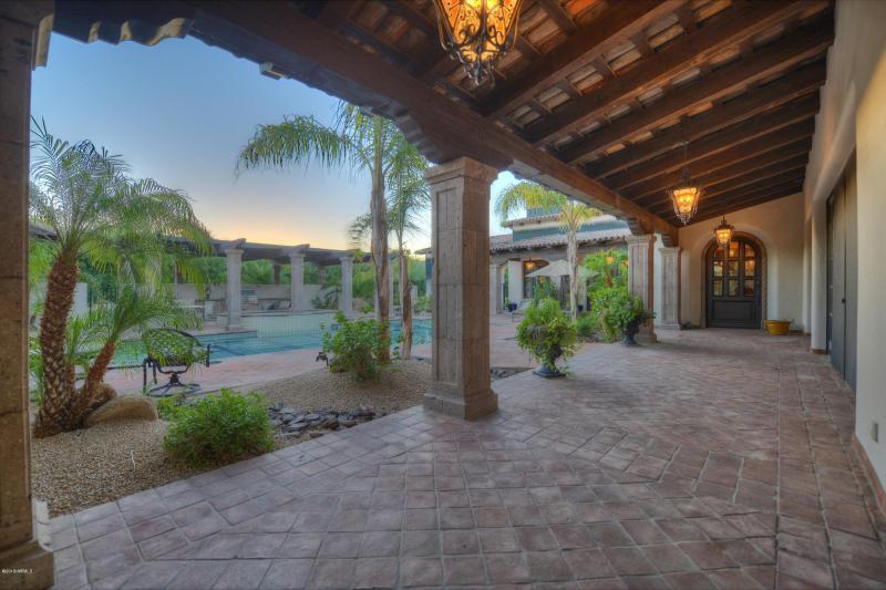 WALKWAY THRU COURTYARD PATIO