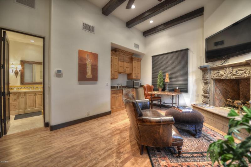 GUEST CASITA LIVING W/FIREPLACE, TV