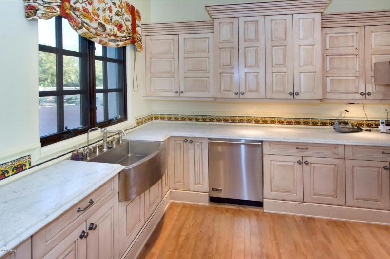 REALLY HUGE BUTLERS KITCHEN/PANTRY