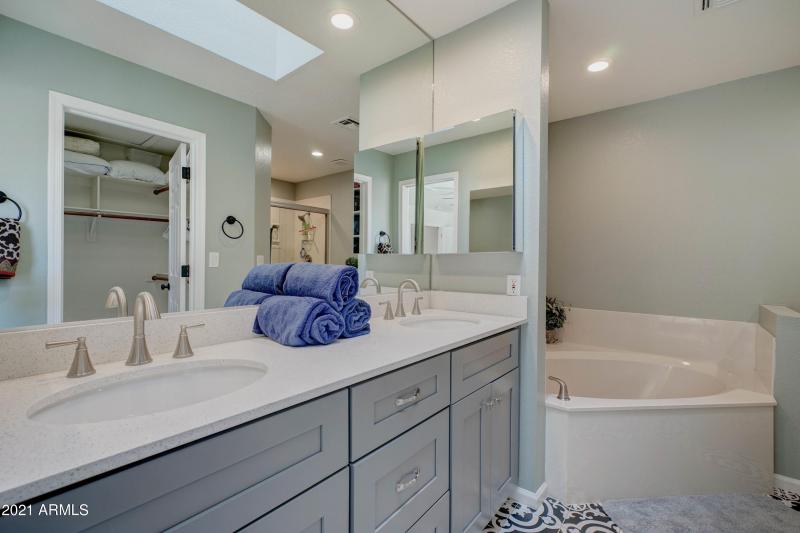 MSTR BTH WITH SOAKING TUB