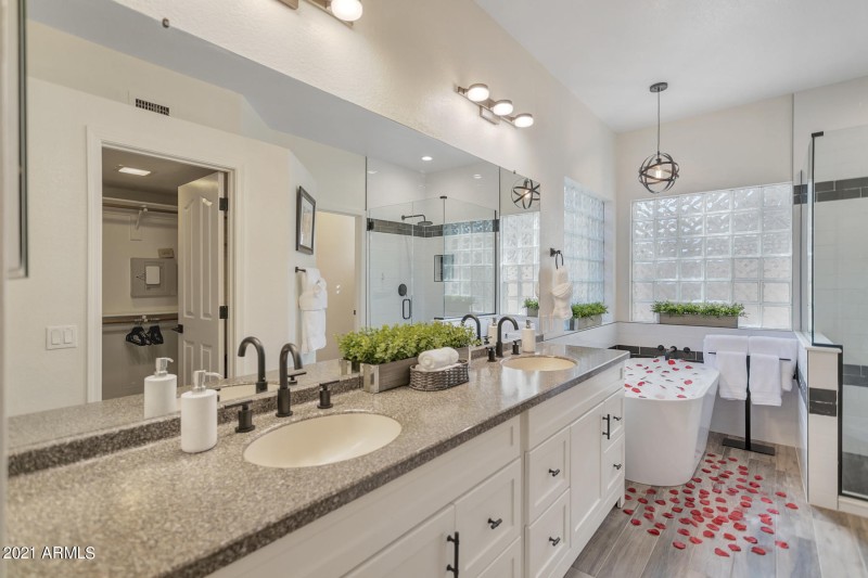 Master En-Suite Bathroom