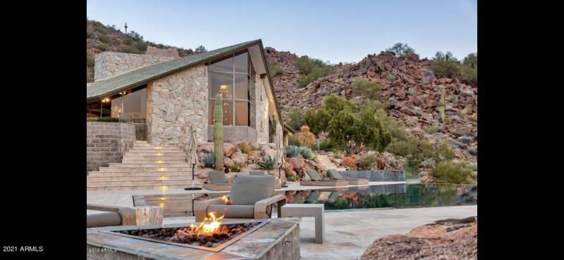 Outdoor fireplace