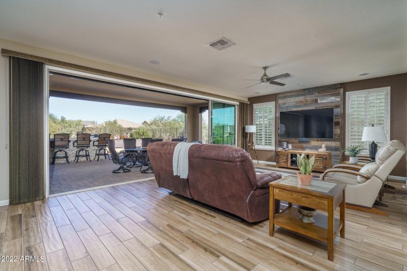 9) GREAT ROOM SLIDER