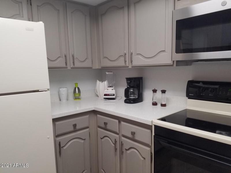 12 125 KITCHEN QUARTZ COUNTERS