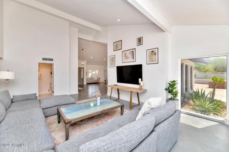 3411 E Valley Vista Ln-large-020-022-341