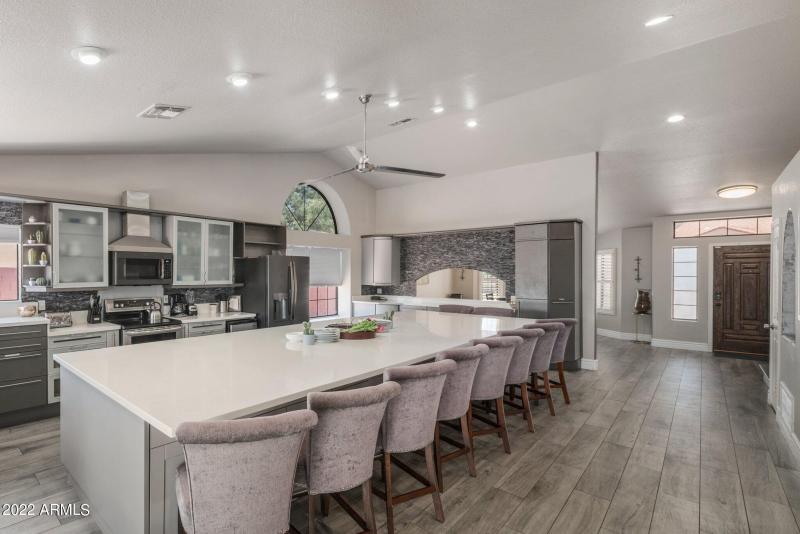 Extra Large Eat-In Kitchen