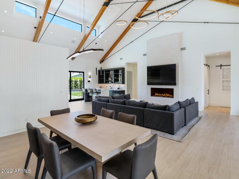 4216 E Hazelwood St-large-013-011-4216 E