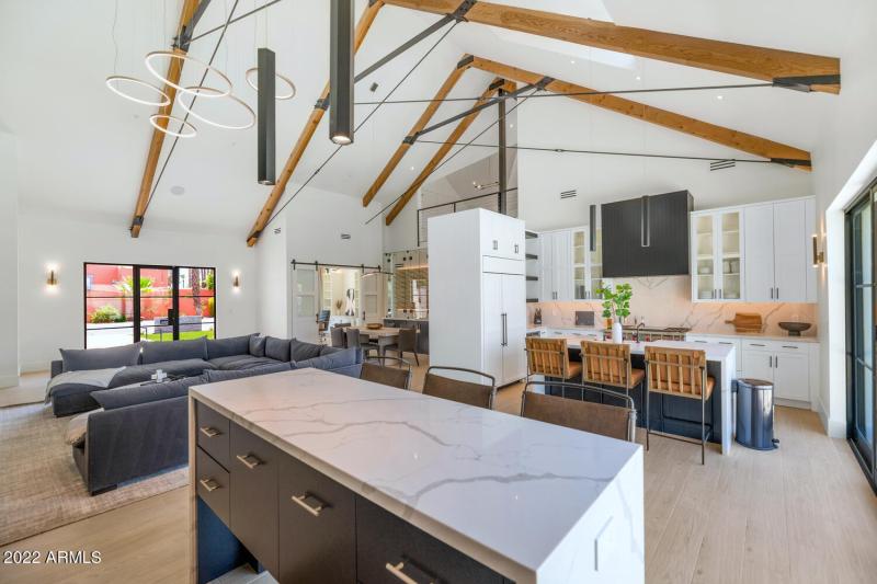 4216 E Hazelwood St-large-019-044-4216 E