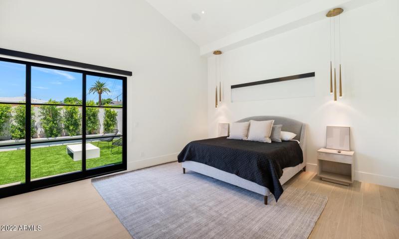 4216 E Hazelwood St-large-021-016-4216 E