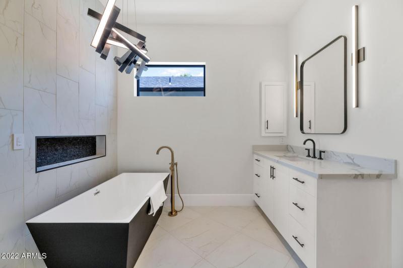 4216 E Hazelwood St-large-024-031-4216 E