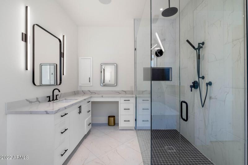 4216 E Hazelwood St-large-025-032-4216 E