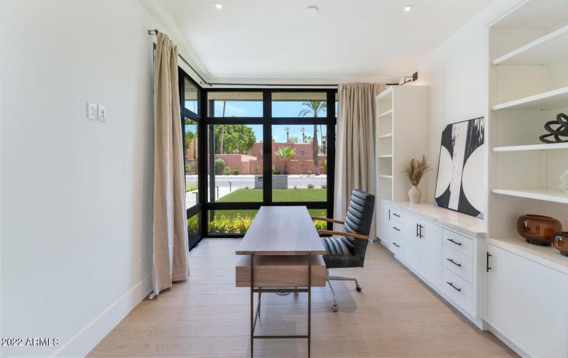 4216 E Hazelwood St-large-033-018-4216 E