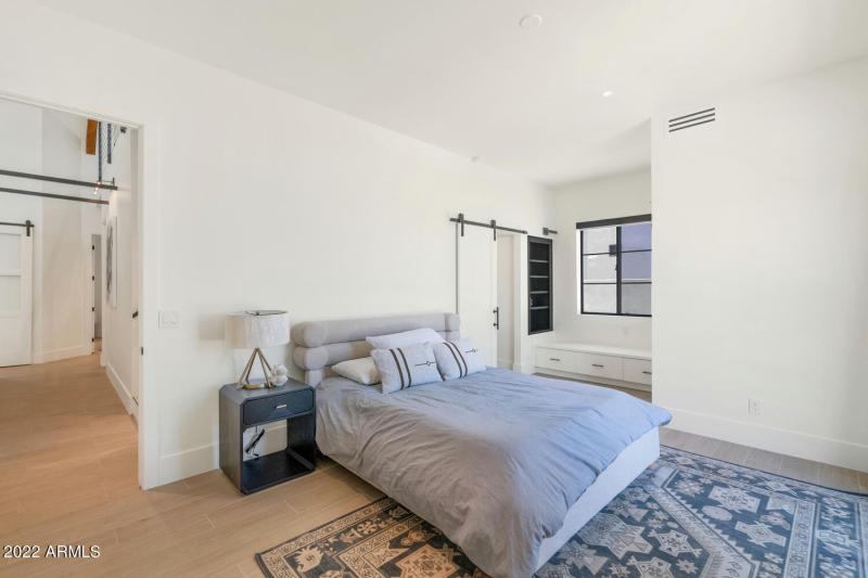 4216 E Hazelwood St-large-035-024-4216 E