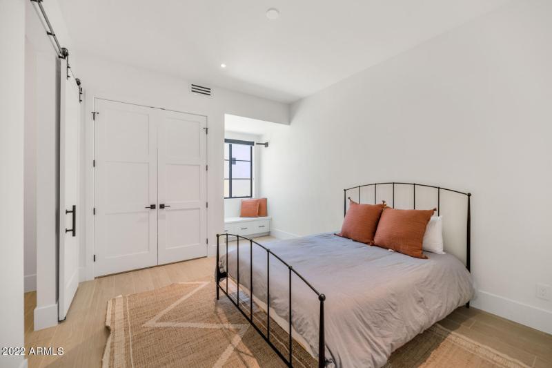 4216 E Hazelwood St-large-037-028-4216 E