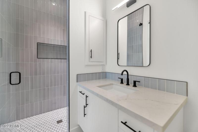 4216 E Hazelwood St-large-038-026-4216 E