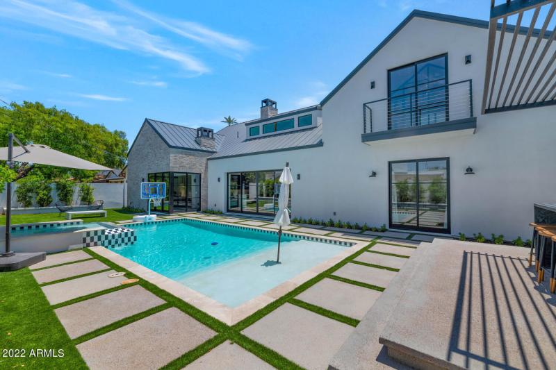 4216 E Hazelwood St-large-042-038-4216 E