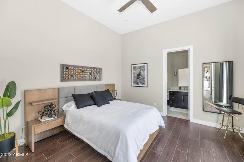 10195 E Cactus Rd-large-024-025-10195 E