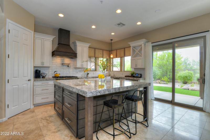 Granite & Breakfast Bar