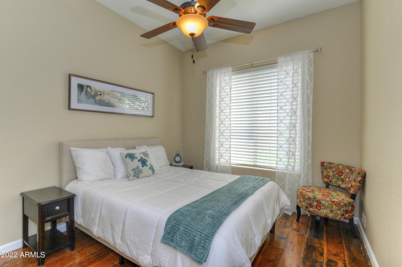 Queen w/ Walk-In Closet