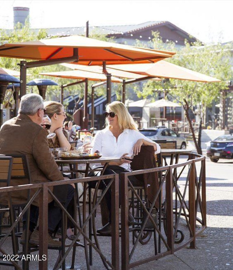 Walk to Restaurants & Bars