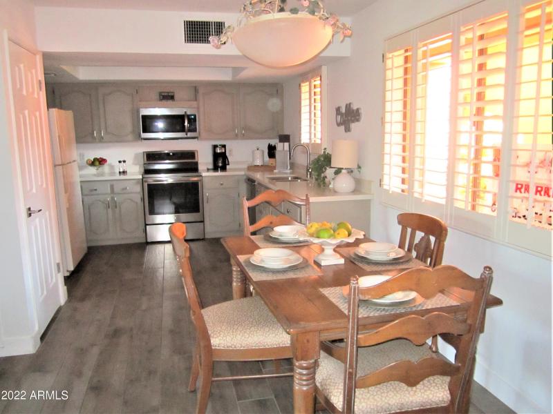 12 125 NEW DR & KITCHEN