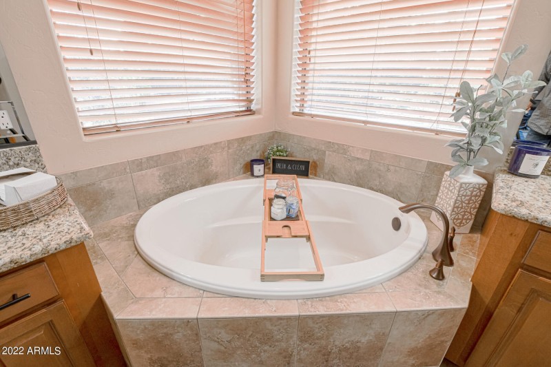 Upstairs Owners Bath (2)