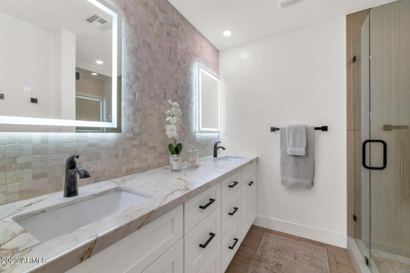 5311 N Woodmere Fairway-large-020-038-53