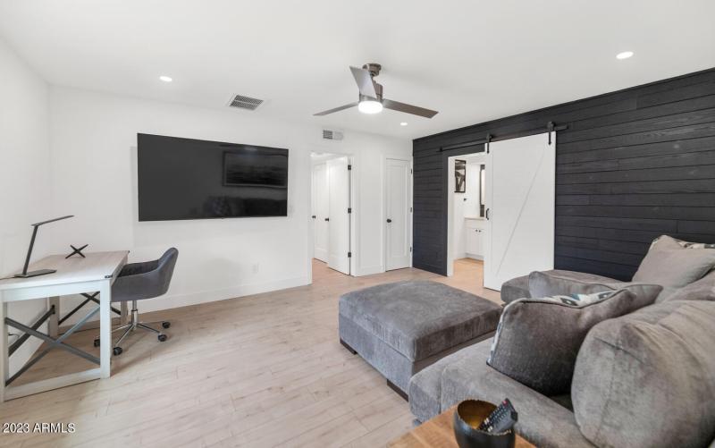 5311 N Woodmere Fairway-large-026-033-53