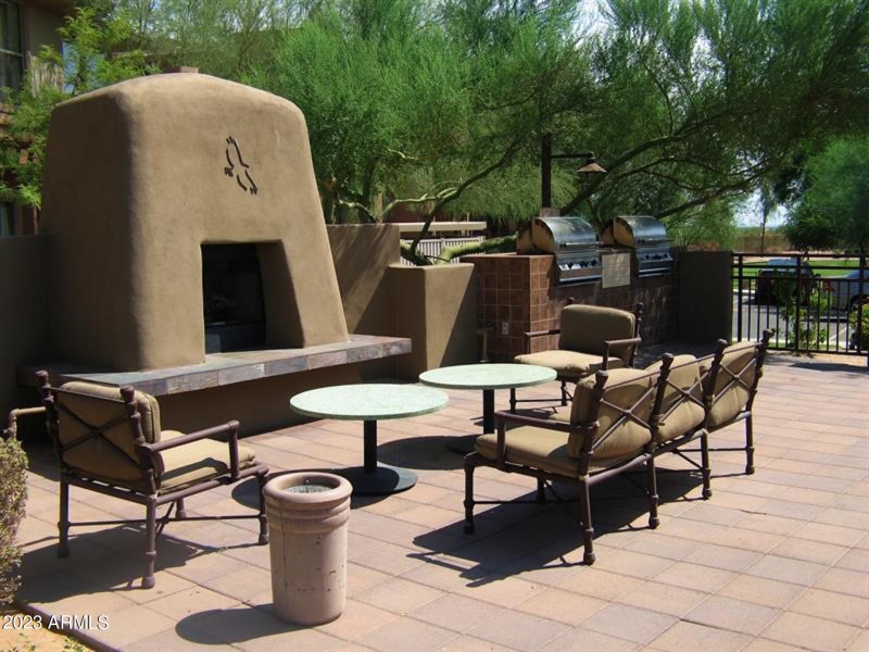 N - Outdoor Fire Place & BBQ