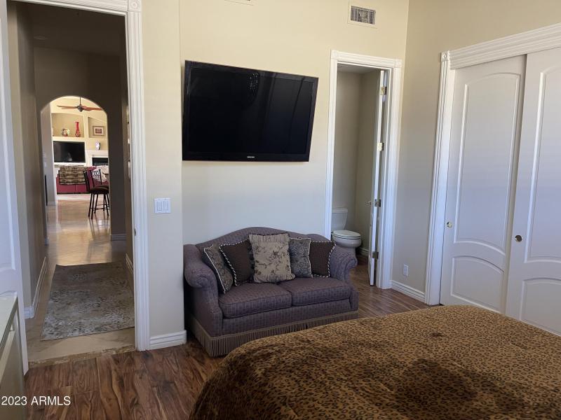 2ND B/R LOOKING @ BATH/TV/FAMILY ROOM