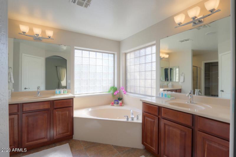 23 Owners Suite bathroom