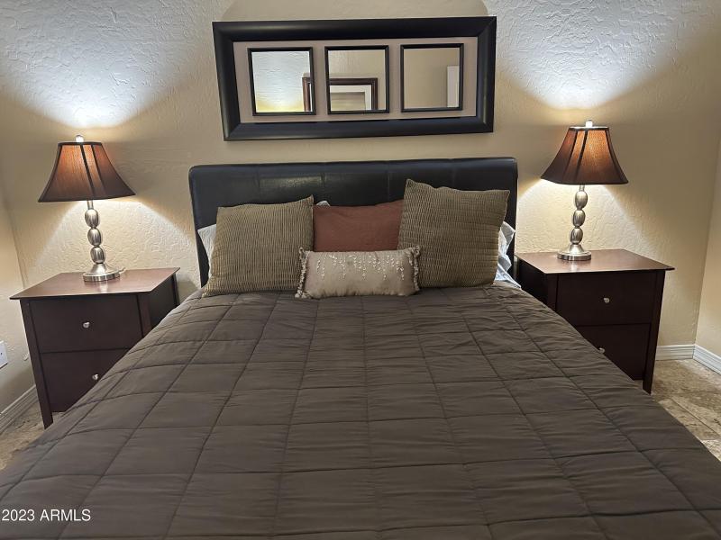 Bedroom with queen size bed