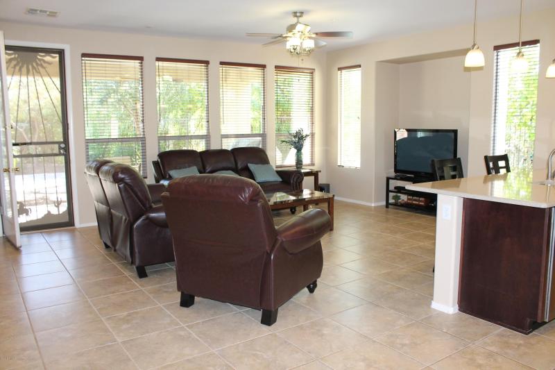 COMFORTABLE, AIRY GREAT ROOM