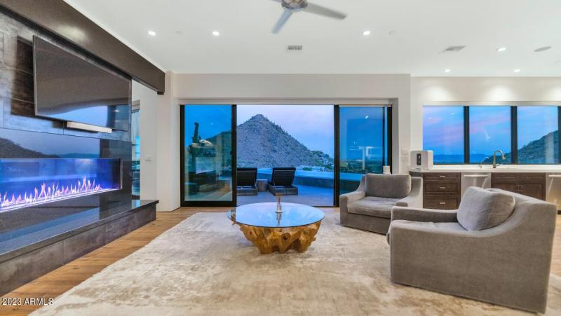 4010 E Canyon Ct-large-013-016-4010 Cany