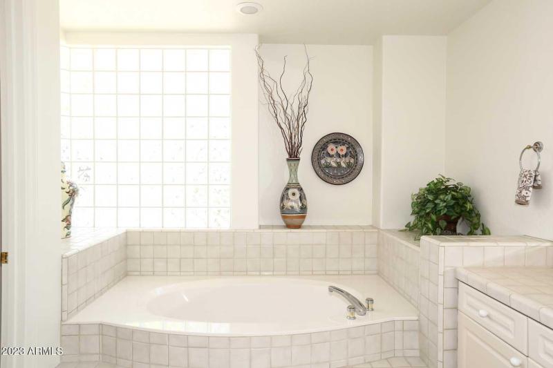 Master Bath-Garden Tub