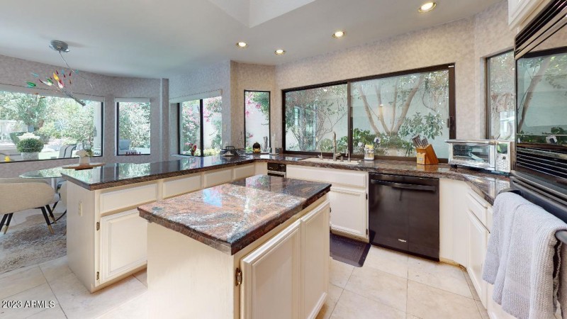 10476-E-Cannon-Dr-Kitchen