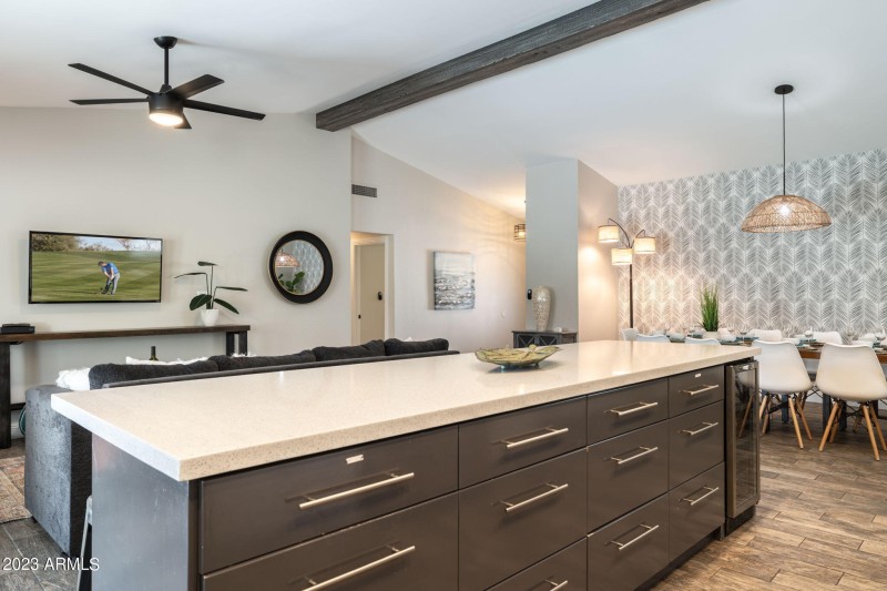 6-web-or-mls-6325-e-carolina-dr