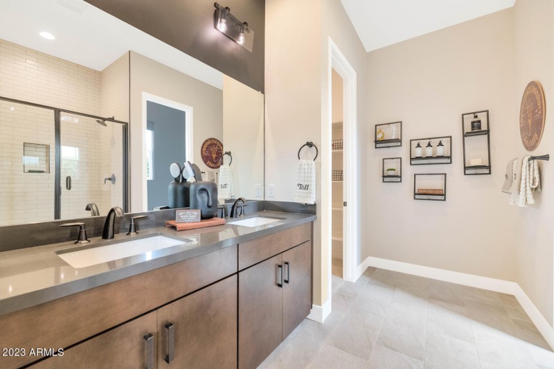 10118 E Tesla Ave-large-019-024-10118 E