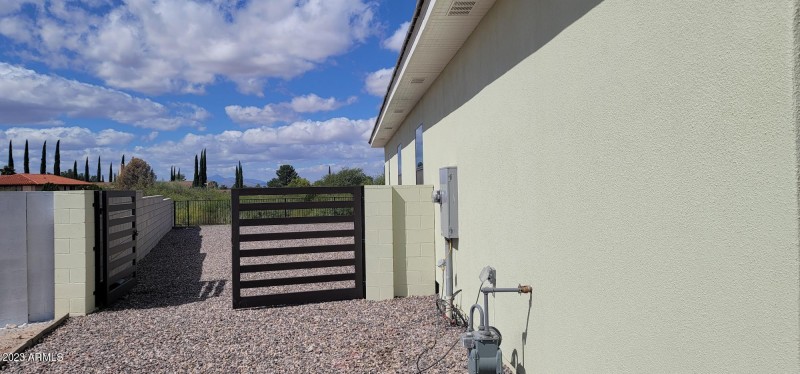 2906 Acacia side gate