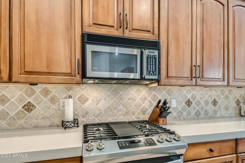 Kitchen - Gas cooktop/stove